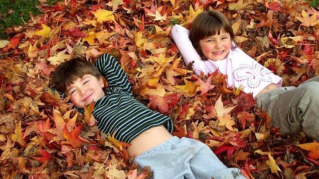 foto_bambini_foglie_autunno