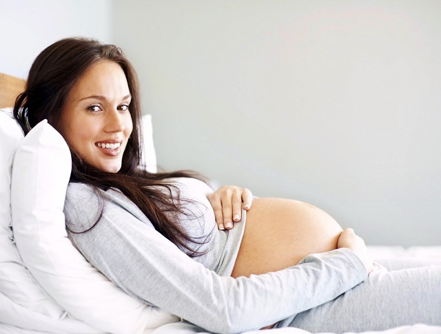donna incinta sorride