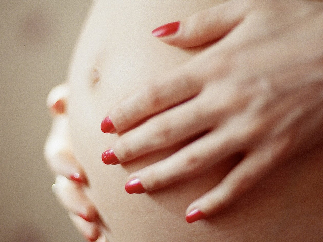 donna incinta mani