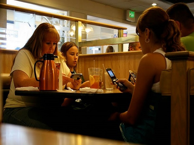 foto_a tavola con i cellulari