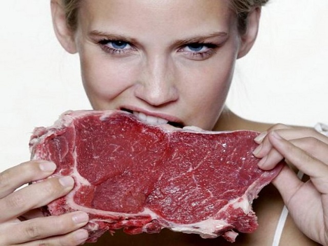 Donna che mangia carne