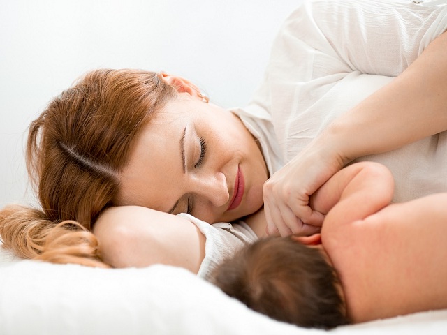foto allattamento sdraiata