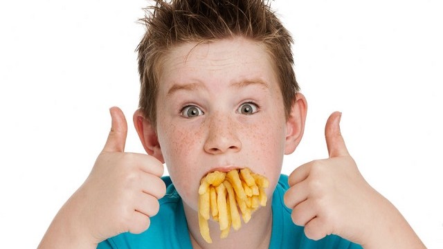 foto-bambino-patatine-fritte