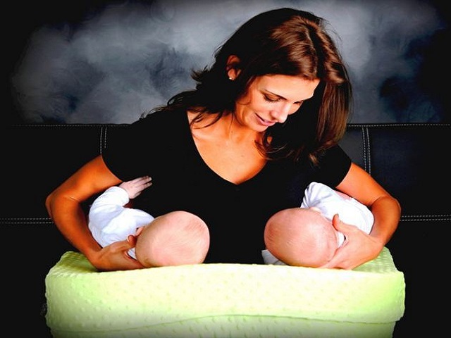 foto_allattamento gemelli