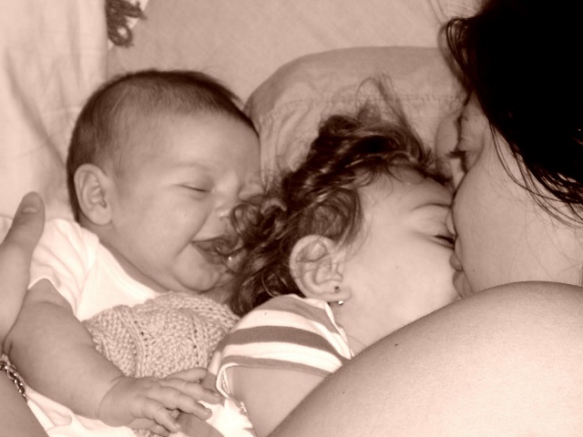 foto_mamma bacia due figli piccoli