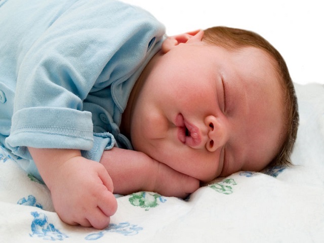 foto_neonato dorme in pigiama