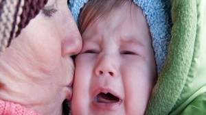 foto_nonna bacia nipote piangente