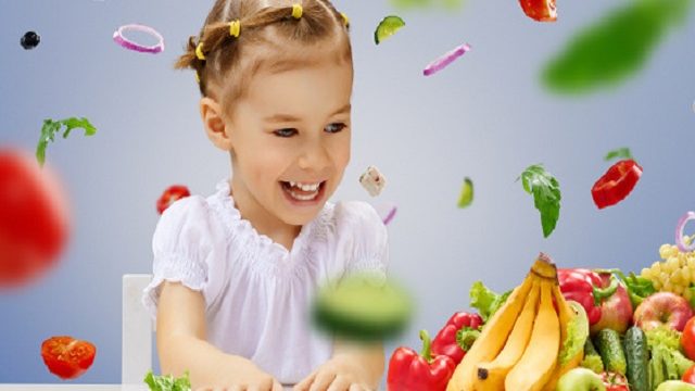 foto bambina con la frutta