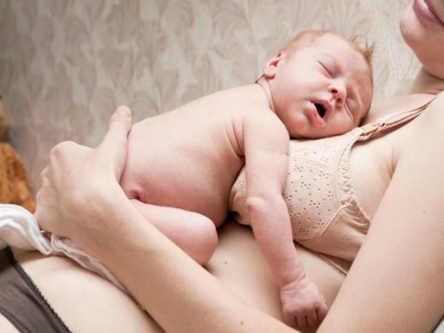 neonato dorme solo in braccio alla mamma
