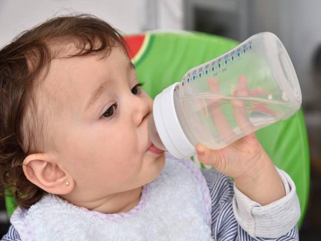 acqua ai neonati