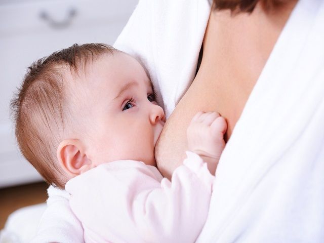 bambino allattato al seno