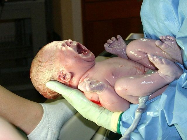Bambino troppo agitato in pancia: perché succede e come sarà dopo il parto