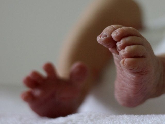 Bambino troppo agitato in pancia: perché succede e come sarà dopo il parto