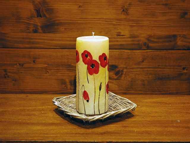 candela dipinta con fiori