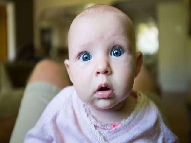 neonato con occhi azzurri