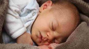 neonato adorabile dorme