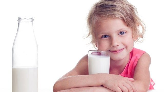 foto_bambini_bevono_latte