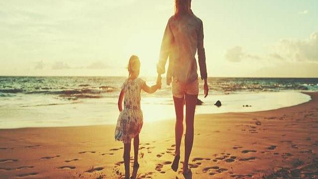 mamma e figlia spiaggia