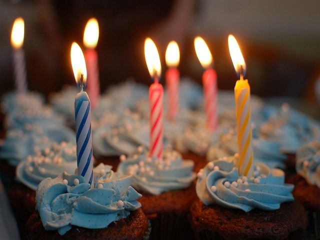 torta di compleanno con candeline