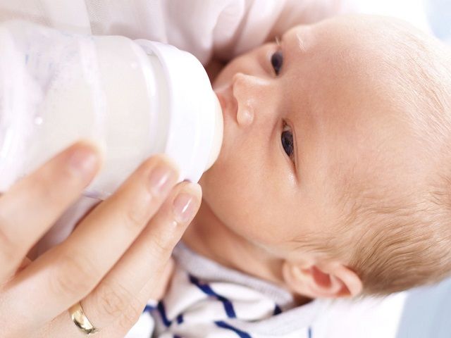 neonato beve acqua