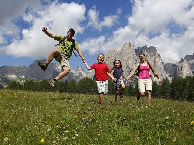 foto bambini in vacanza in montagna
