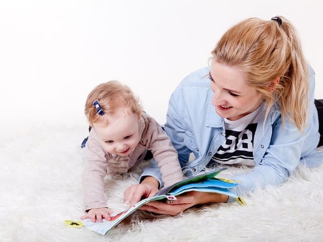 foto mamma che legge al bambino