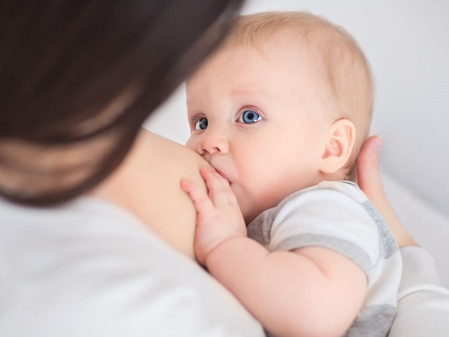 foto allattamento bambino