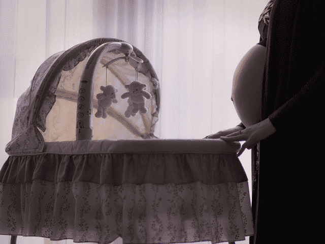 foto donna incinta culla