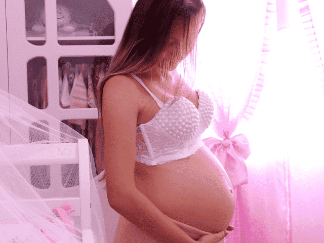 foto donna incinta rosa