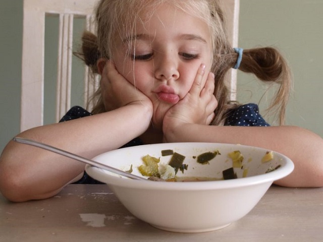 foto bambina che non mangia
