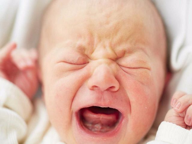 foto neonato piange