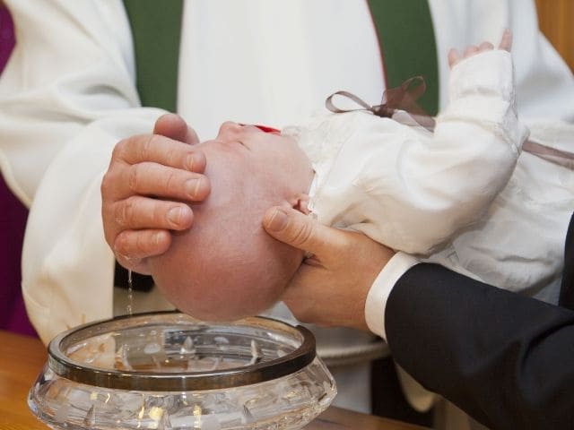 foto scegliere padrino e madrina di battesimo