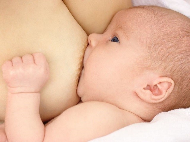 foto neonato allattamento