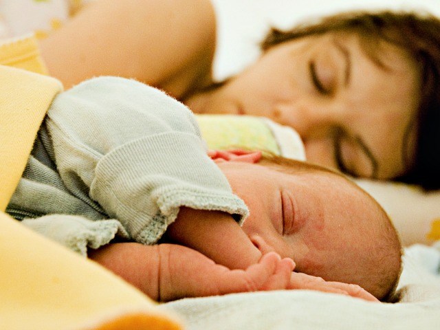 cosleeping-lettone-neonato-mamma
