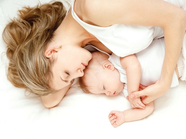 dormire neonato contatto mamma
