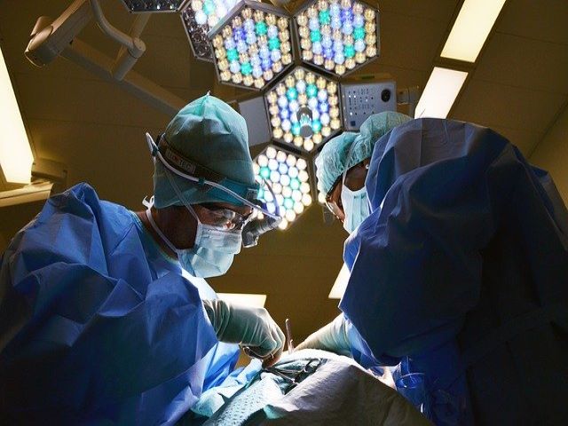medici in sala operatoria